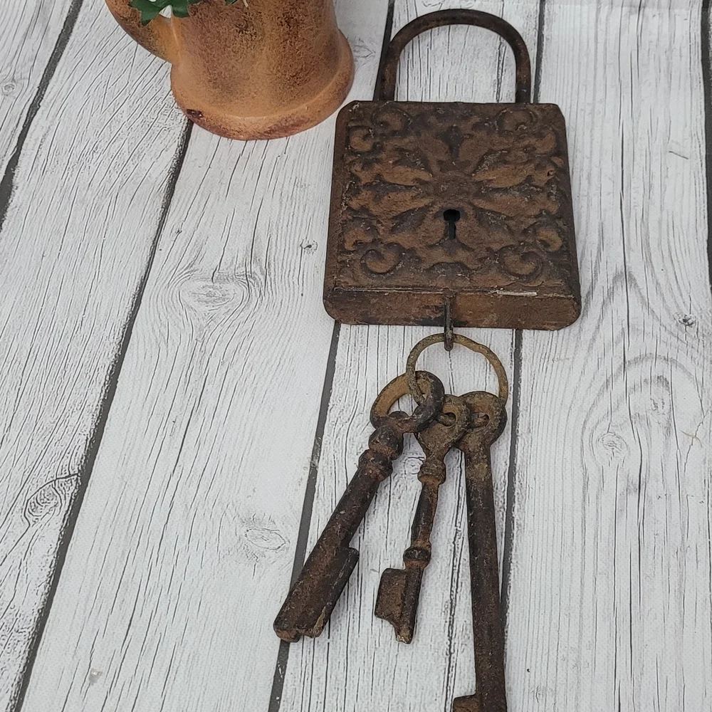 Vintage Metal Key Wall Decor
